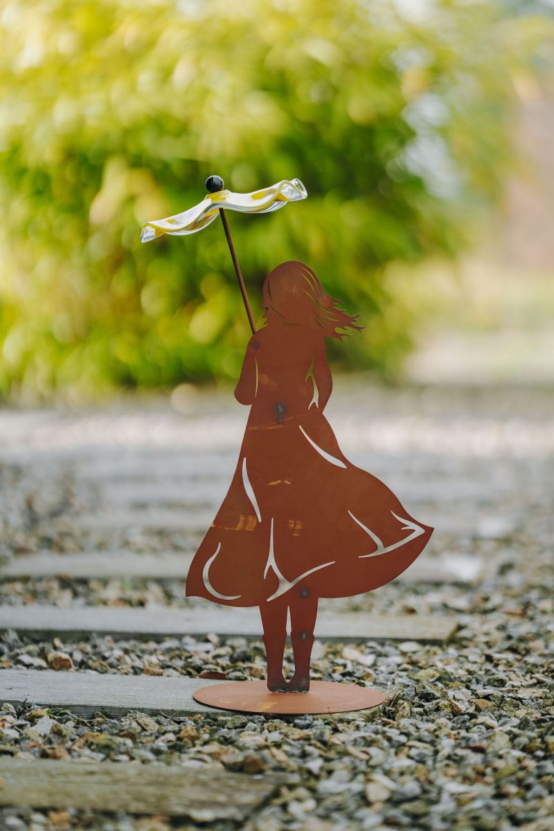 Fille sur Socle Ovale en Métal Rouillé, avec Parapluie en Verre ø16,5cm, Divers Coloris, 31xH.56cm – Image 4