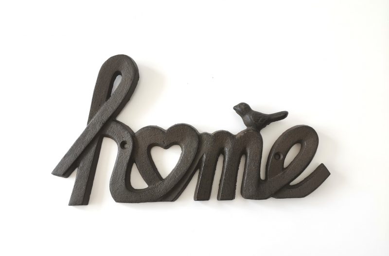 Plaque "Home" avec O en forme de Coeur et oiseau en métal ajouré 27x15x1,2cm