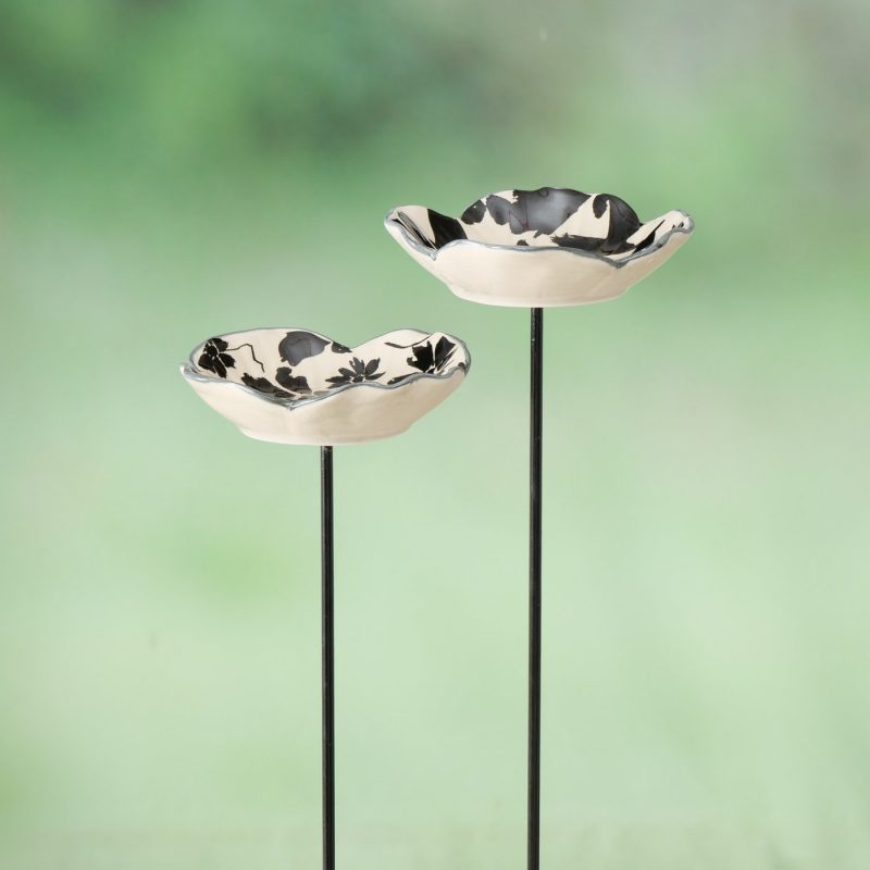 Piquet de Jardin "Esra" Bain d'Oiseau Poterie Noire et Banche Fleurie H.79cm – Image 2