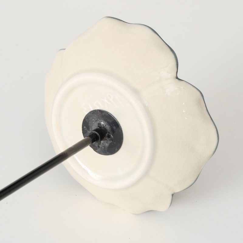 Piquet de Jardin "Esra" Bain d'Oiseau Poterie Noire et Banche Fleurie H.79cm – Image 4