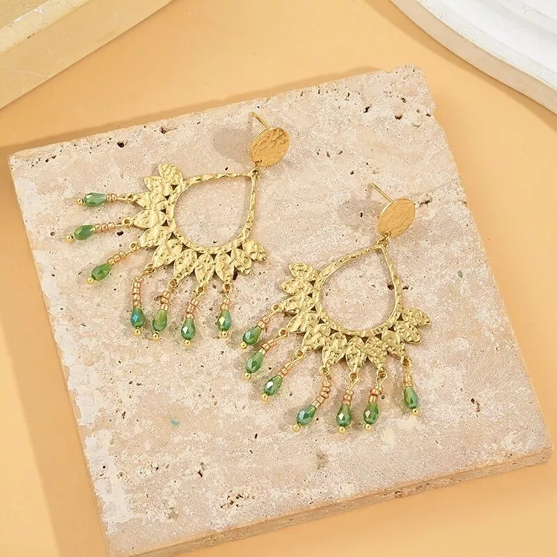 Boucles d'Oreilles Dorées Feuilles Martelées Avec Pendantes Cristaux Verts