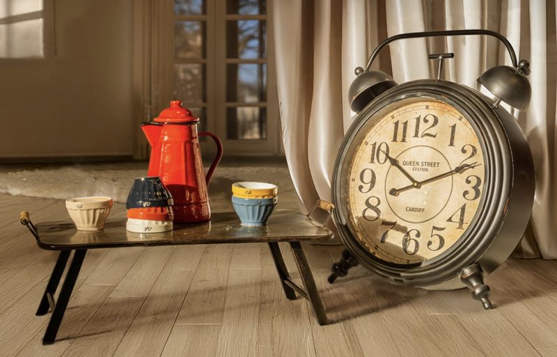 Horloge à Poser Style Réveil en Métal Noir Antique 45x14x60cm – Image 2