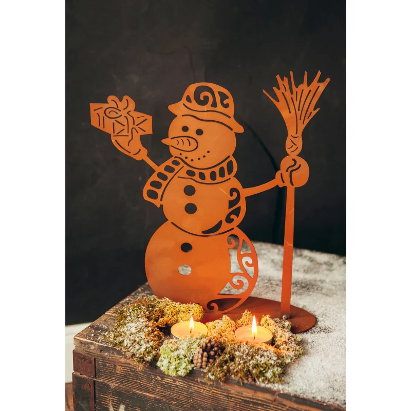 Bonhomme de Neige sur Socle avec un Cadeau, en Métal Rouillé 35xH.39cm