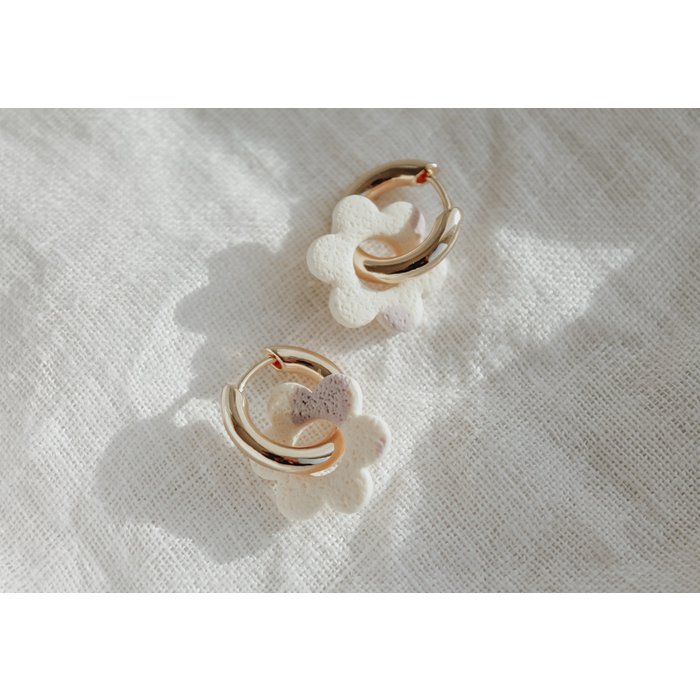 Boucles d'Oreilles Créoles Dorées "Marguerite" en Pâte Polymère