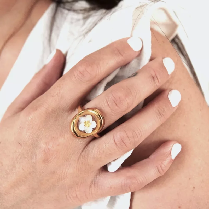 Bague Dorée Ajustable avec Plateau Ovale 20x15 mm en Acier Inoxydable Rempli d'une Fleur en Nacre 10mm Incrustée dans de la Résine – Image 2