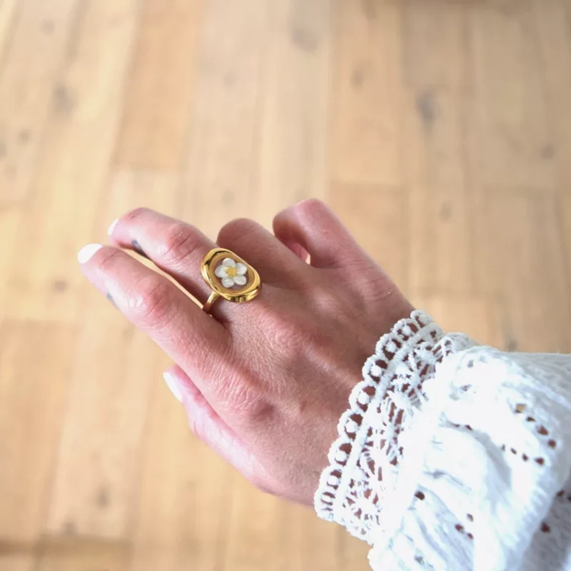 Bague Dorée Ajustable avec Plateau Ovale 20x15 mm en Acier Inoxydable Rempli d'une Fleur en Nacre 10mm Incrustée dans de la Résine – Image 3