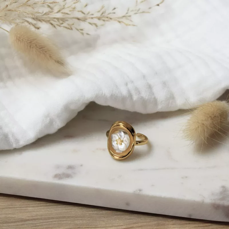 Bague Dorée Ajustable avec Plateau Ovale 20x15 mm en Acier Inoxydable Rempli d'une Fleur en Nacre 10mm Incrustée dans de la Résine