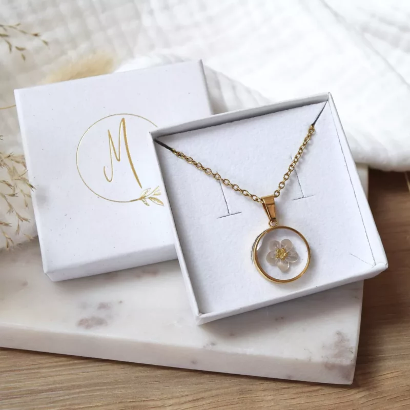 Collier Doré en Acier Inoxydable avec Pendentif Rond Rempli d'une fleur en Nacre 10mm incrustée dans de la Résine