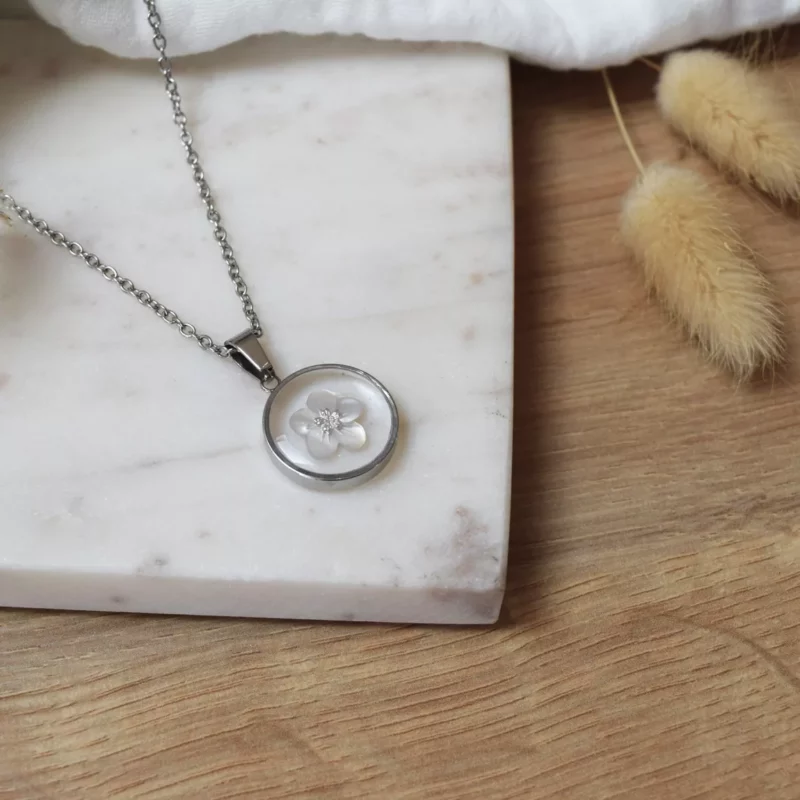 Collier Argenté en Acier Inoxydable avec Pendentif Rond Rempli d'une fleur en Nacre 10mm incrustée dans de la Résine