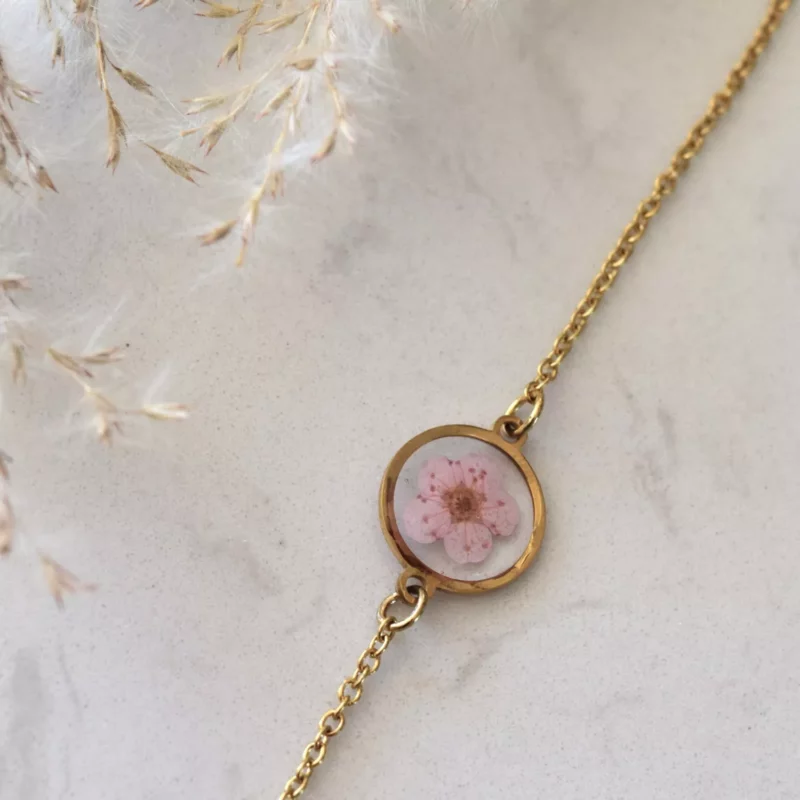 Bracelet Doré avec Pendentif Rond 12mm en Acier Inoxydable et Fleur Séchée Rose Clair en inclusion avec de la Résine