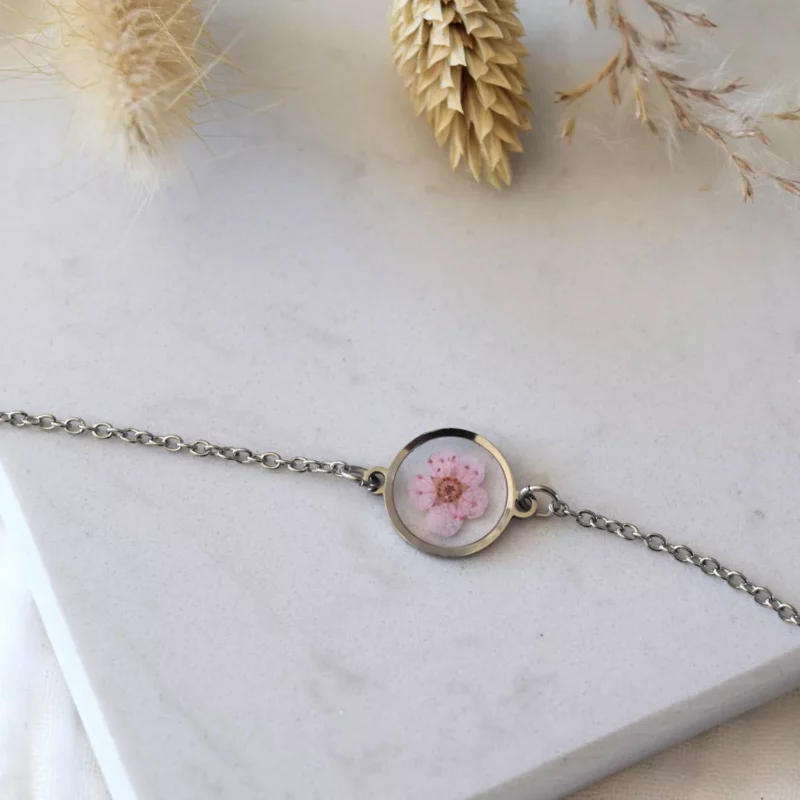 Bracelet Argenté avec Pendentif Rond 12mm en Acier Inoxydable et Fleur Séchée Rose Clair en inclusion avec de la Résine.