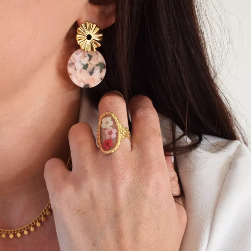 Bague Dorée Ajustable avec Plateau Ovale en Acier Inoxydable Rempli de Fleurs Séchées Incrustées dans de la Résine – Image 2