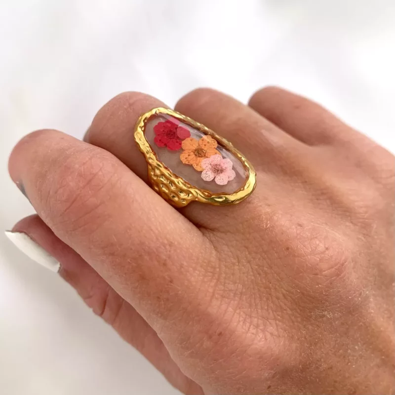 Bague Dorée Ajustable avec Plateau Ovale en Acier Inoxydable Rempli de Fleurs Séchées Incrustées dans de la Résine