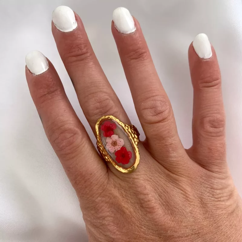 Bague Dorée Ajustable avec Plateau Ovale en Acier Inoxydable Rempli de Fleurs Séchées Incrustées dans de la Résine