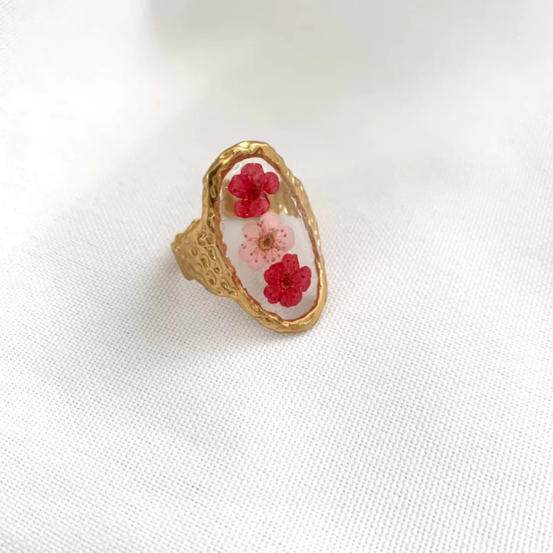 Bague Dorée Ajustable avec Plateau Ovale en Acier Inoxydable Rempli de Fleurs Séchées Incrustées dans de la Résine – Image 2