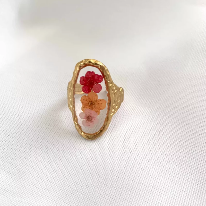 Bague Dorée Ajustable avec Plateau Ovale en Acier Inoxydable Rempli de Fleurs Séchées Incrustées dans de la Résine – Image 2