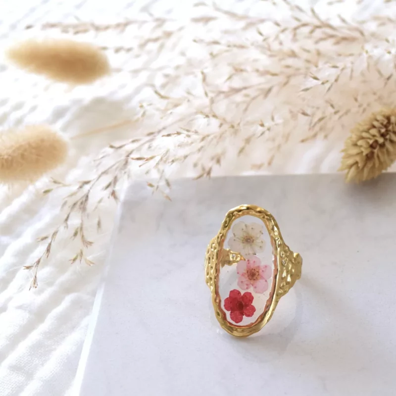 Bague Dorée Ajustable avec Plateau Ovale en Acier Inoxydable Rempli de Fleurs Séchées Incrustées dans de la Résine