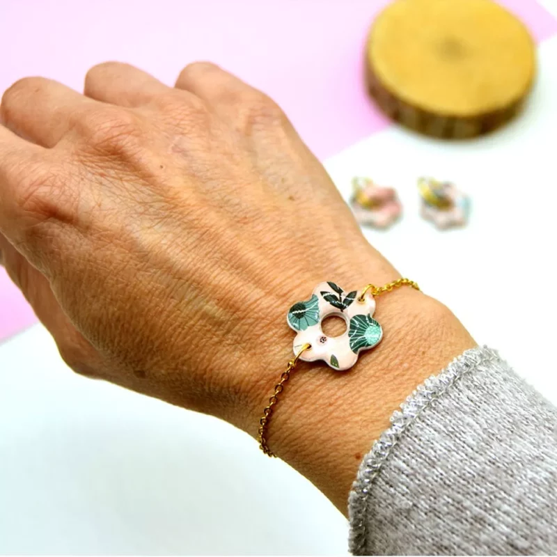 Bracelet Chaîne Doré Réglable Pendentif Fleur en Résine Exotique – Bijou Coloré en Acier Inoxydable Doré – Fabrication Artisanale France