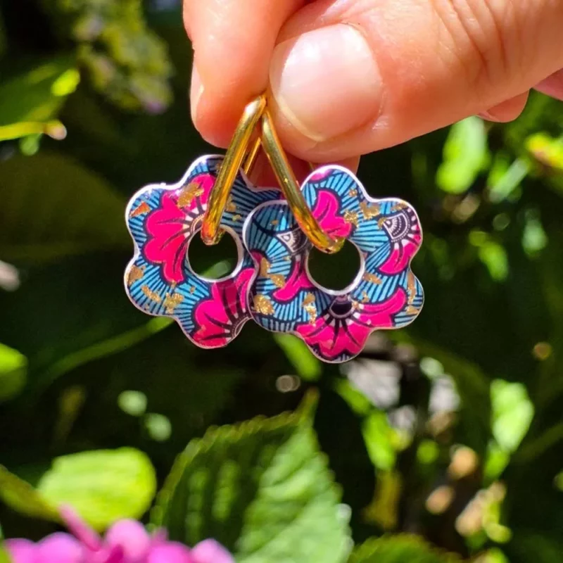 Boucles d’Oreilles Fleur en Résine Wax – Bijou Coloré en Acier Inoxydable Doré – Fabrication Artisanale France