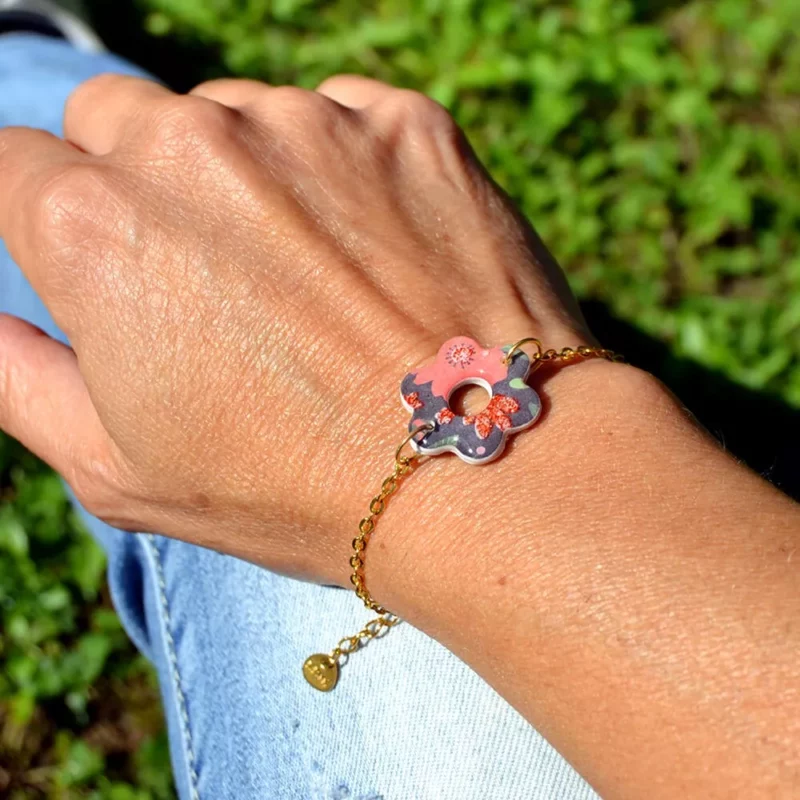 Bracelet Chaîne Doré Réglable Pendentif Fleur en Résine – Bijou Coloré en Acier Inoxydable Doré – Fabrication Artisanale France