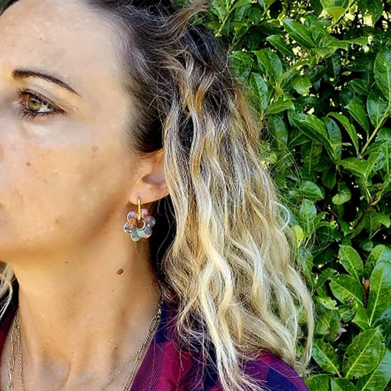 Boucles d’Oreilles Fleurs Automnales – Bijou Coloré en Acier Inoxydable Doré – Fabrication Artisanale France