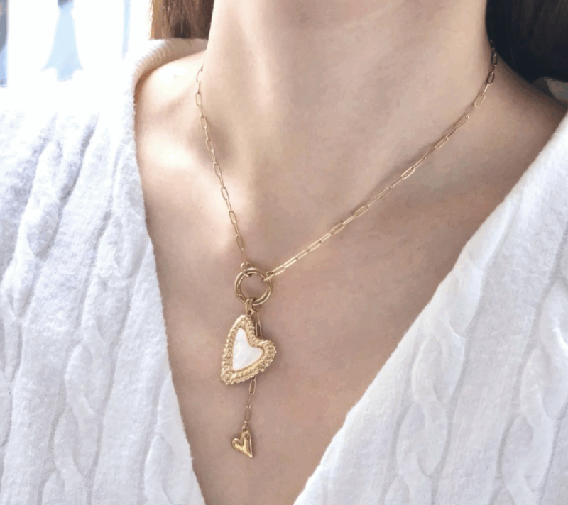 Collier Chaîne en Acier Inoxydable Coeur Doré, Résine Blanche