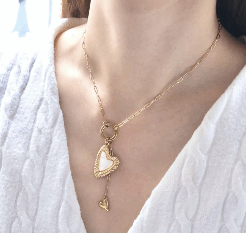 Collier Chaîne en Acier Inoxydable Coeur Doré, Résine Blanche