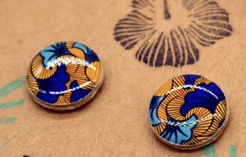 Boucles d’Oreilles Puce Ethnique Bois et Papier Fleur Wax Jaune et Bleu – Fabrication Artisanale France