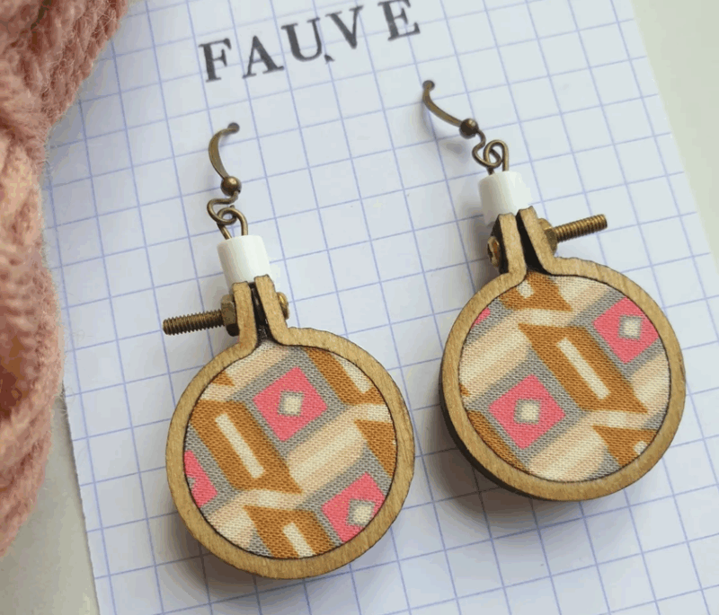 Boucles d'Oreilles "Fauve" en Bois et Coton Upcycling – Image 2