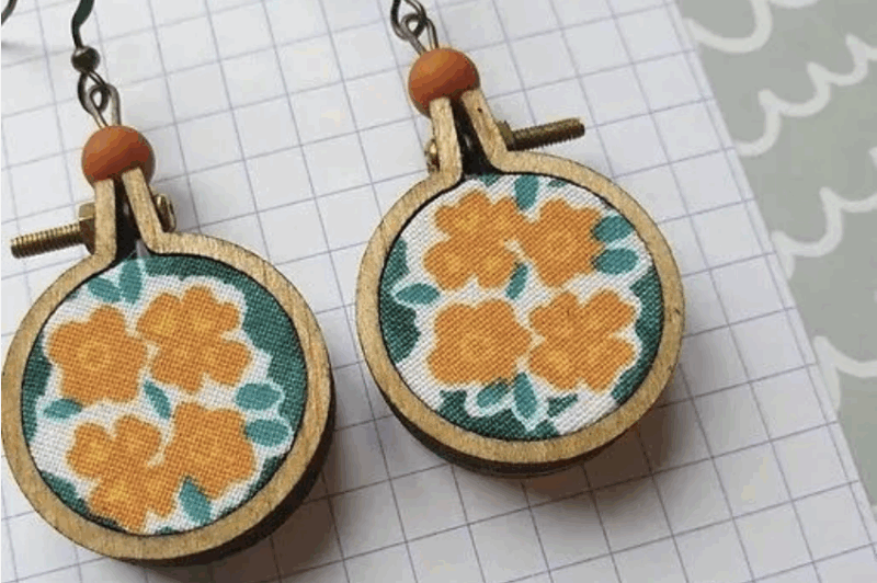 Boucles d'Oreilles "Jonquille" en Bois et Coton Upcycling – Image 2