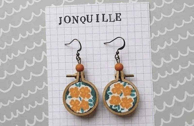 Boucles d'Oreilles "Jonquille" en Bois et Coton Upcycling