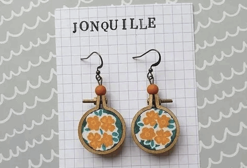 Boucles d'Oreilles "Jonquille" en Bois et Coton Upcycling