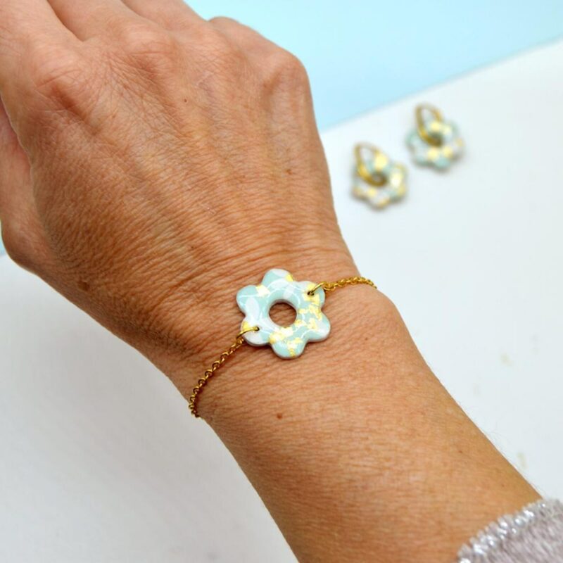 Bracelet Chaîne Doré Réglable Pendentif Fleur en Résine Bleu Pastel et Or – Bijou Coloré en Acier Inoxydable Doré – Fabrication Artisanale France