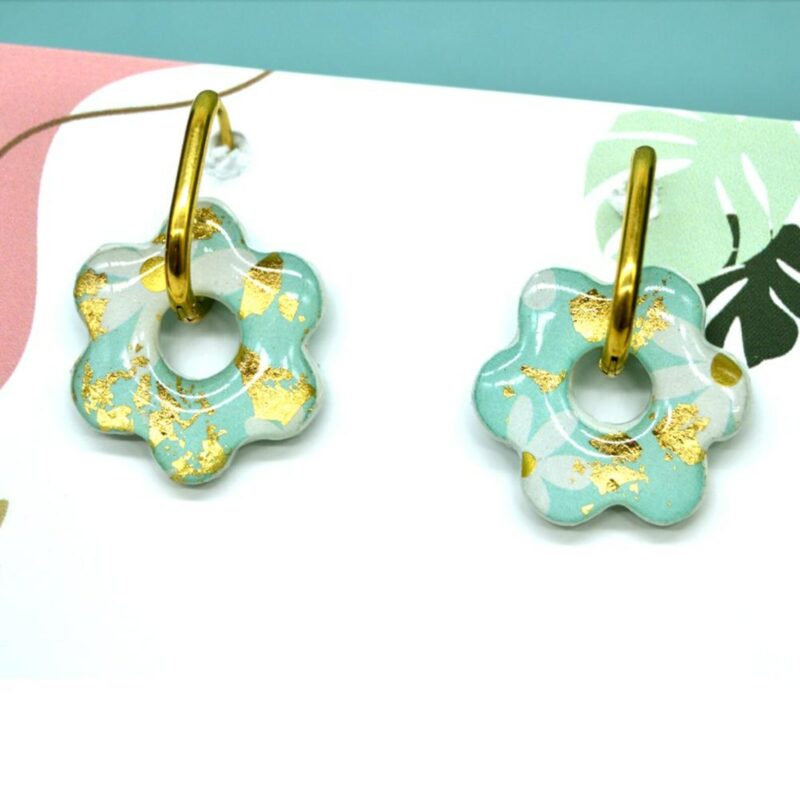 Boucles d’Oreilles Fleur Bleu Pastel et Or – Bijou Coloré en Acier Inoxydable Doré – Fabrication Artisanale France