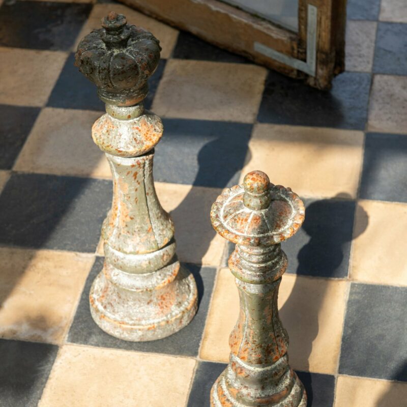 Pièce d'Echec Antique en Magnésie 14x14x42cm